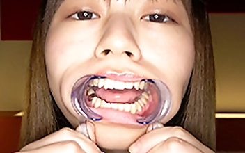 新人女優 園田かのこチャンの初めての歯・口内・舌ベロ唾観察