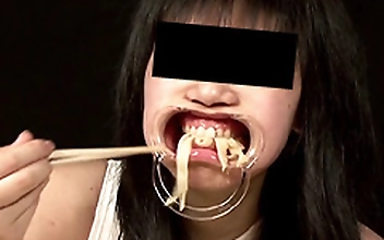 開口で食事06