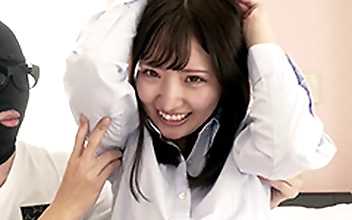人気女優 里仲ゆいチャンの全然耐えられない腋くすぐり！！！