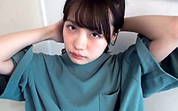 個撮）【生意気】だけど可愛い！小さい顔でチンポ丸呑みピストンフェラ