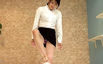 仕事帰りのワガママOL素足卵踏み