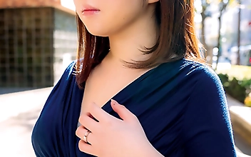 色白むっちり爆乳奥さまは結婚3年でもう他人棒を漁るドスケベ性欲の持ち主