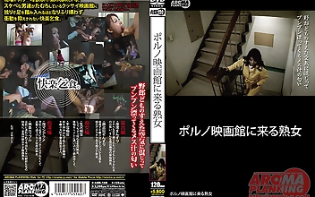 ポルノ映画館に来る熟女