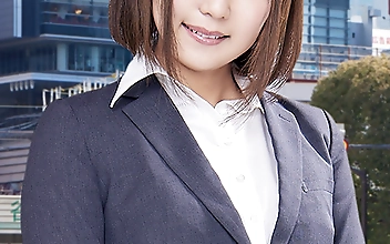 一流企業で働くエリートOL【まなみ】さん マジックミラー号 「下着メーカーのモニター調査」と称して生おっぱいをモミモミしながらインタビュー 清純そうな見た目からは想像もつかない超ドえろ発言連発！敏感な美乳をもみほぐされて激ピストンでイキまくり！