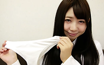会社に内緒でパンツを売ってマ●コを見せる女 OL・あゆな虹恋