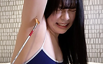 スク水美女を超くすぐったい筆でくすぐり地獄の刑に！