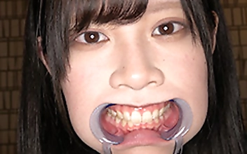 新人モデル エマちゃんの歯・口内・舌ベロを観察してみた