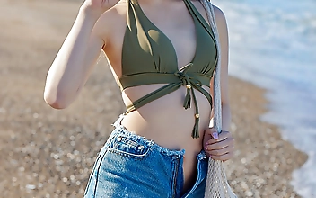 マジックミラー号 真夏の水着美女【あや】ちゃん 童貞のフリした絶倫男が激ピストン！！何度イっても無視しガン突き再開！失禁・痙攣でキュッと締まったオマ○コにとろ～りナマ中出し