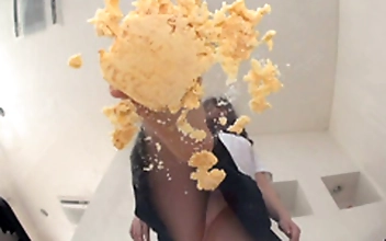 美味しそうな卵焼きをクラッシュするぽっちゃり娘