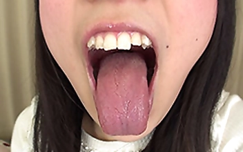 素人娘かりんちゃんの舌・口内自撮り＆主観口臭嗅がせ 2本セット