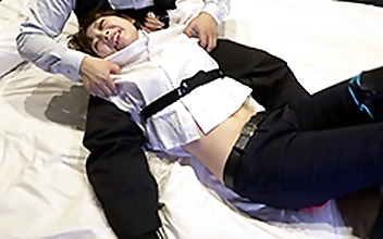 「簡易拘束でマッサージという名のくすぐり続行！ 悩ましい声を出しながら耐える上司に好き放題！」