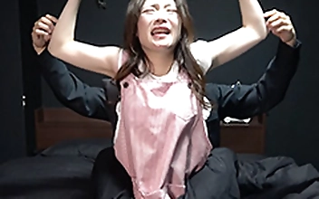 「エプロン姿で掃除する奥様にくすぐりイタズラ！ 一本橋こちょこちょにも笑いもだえる様子を収めてみた」 わかしラボ Vol.023-（2） 桧山ゆりか