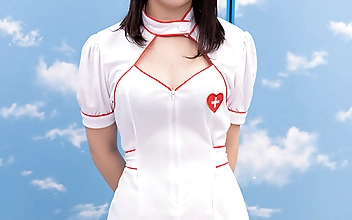 看護師【宮坂】さん 童貞くんを赤面筆おろし…のはずが実は絶倫AV男優 失禁・痙攣お構いなし何度イっても止まらない激ピストンでイカせる！【マジックミラー号25周年記念作品】